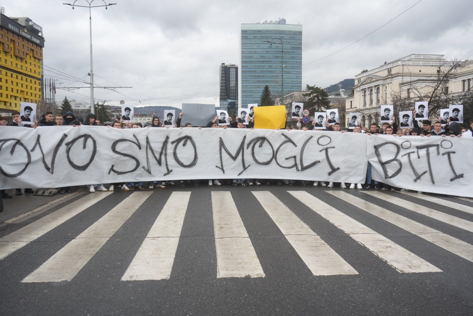 Razvijen transparent preko cijele ulice: “Ovo smo mogli biti mi”