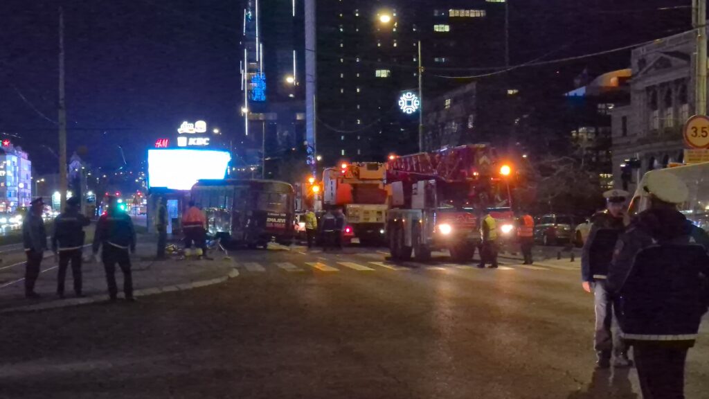 Nakon tragedije u Sarajevu: Dizalice prilaze tramvaju smrti kako bi ga uklonile sa saobraćajnice