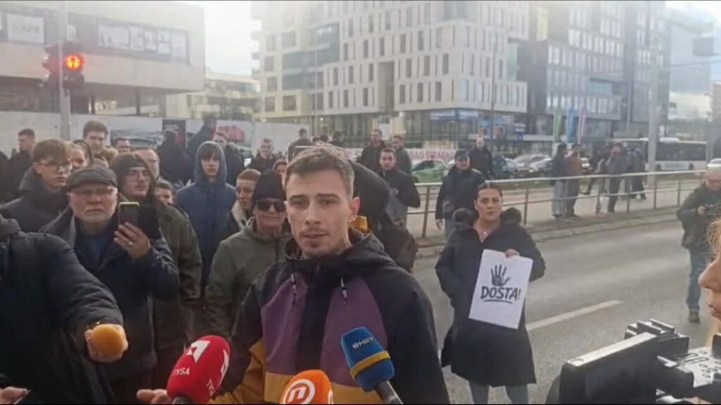 Učesnik protesta u Sarajevu: Uložili su 40 miliona i vozi se tramvaj iz ’77. godine u kojem se moja nana vozila