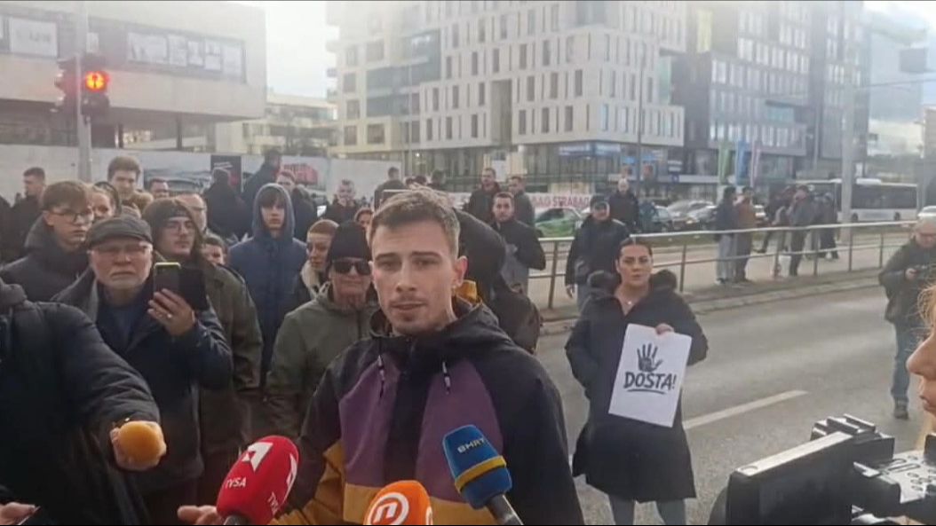 Učesnik protesta u Sarajevu: Uložili su 40 miliona i vozi se tramvaj iz ’77. godine u kojem se moja nana vozila