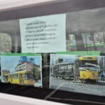Kombi pred Zemaljskim muzejom BiH: Oblijepljen fotografijama tramvaja smrti, a na njemu su ispisani i zahtjevi studenata