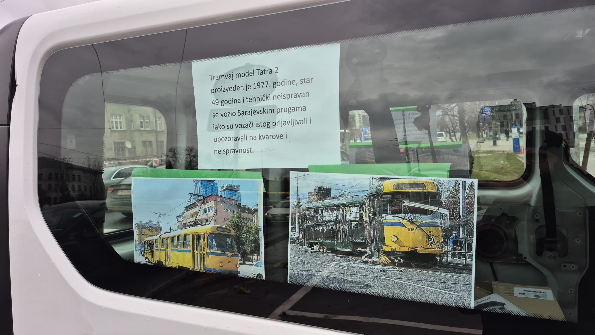 Kombi pred Zemaljskim muzejom BiH: Oblijepljen fotografijama tramvaja smrti, a na njemu su ispisani i zahtjevi studenata