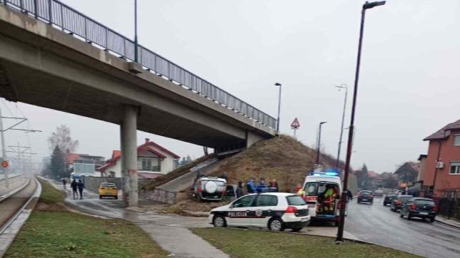 Teška nesreća u Sarajevu: Automobil se prevrnuo na krov, vozač povrijeđen