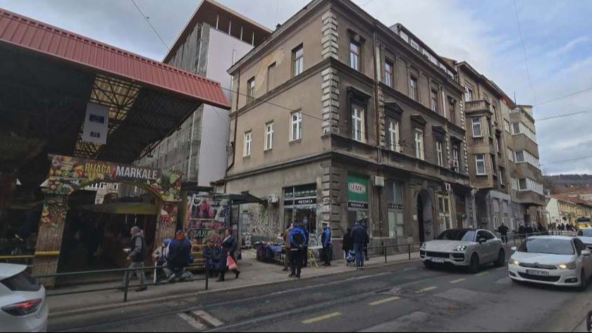 Jedna osoba povrijeđena u obrušavanju fasade na zgradi kod pijace Markale u Sarajevu