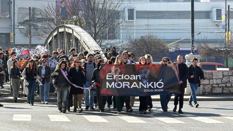 Masovni protesti. Avaz