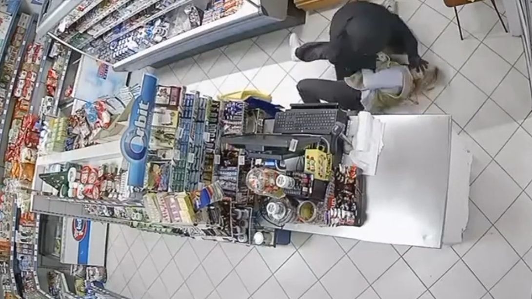 Hrabra prodavačica u Mostaru zaustavila pljačkaša s automatskom puškom: Nemilosrdno je udarao u glavu