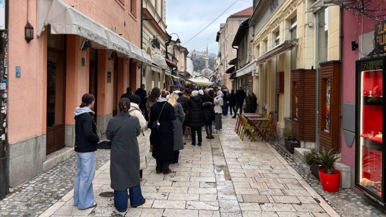 Čaršija krcata fanovima Dine Merlina: I dalje veliki redovi za ulaznice