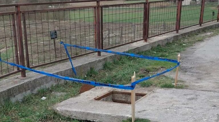 Otvoreni šaht u koji je dijete upalo. Čitatelj "Avaza"