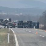 Teška nesreća kod Bihaća: Prevrnuo se kamion