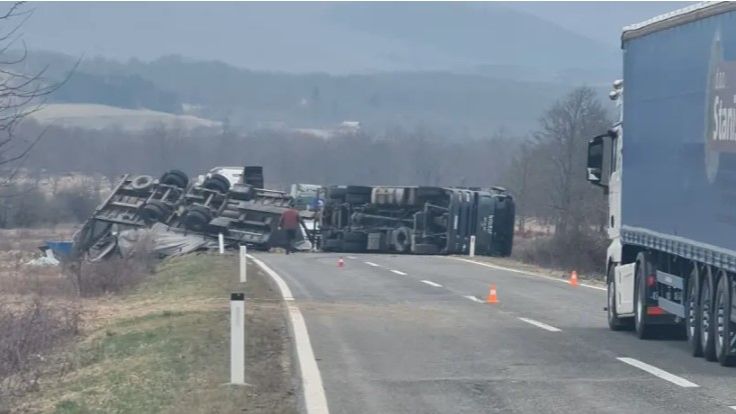 Teška nesreća kod Bihaća: Prevrnuo se kamion