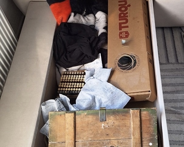 U Kalesiji uhapšene dvije osobe: pronađeno šest pušaka, pištolj i više od 4.500 komada municije