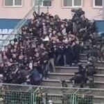 Snimak napada policije na Manijake: “Gazi balije, udri, nemoj ih žalit'”