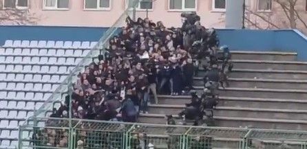 Snimak napada policije na Manijake: “Gazi balije, udri, nemoj ih žalit'”