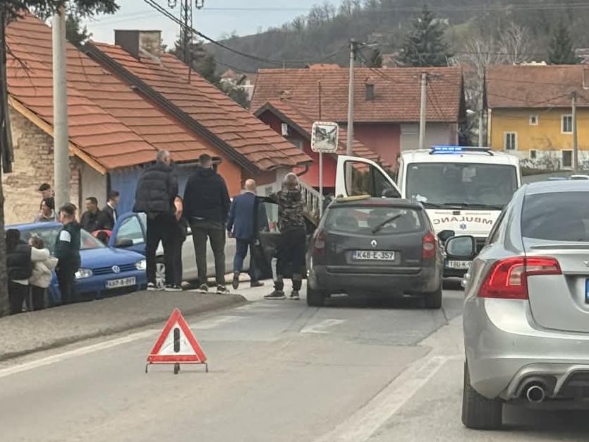 Saobraćajna nesreća u Simin Hanu: Sudar tri vozila, dvije ekipe hitne pomoći na terenu