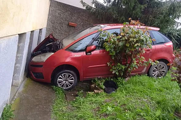 Banjalučki vatrogasci izvlačili vozilo koje je sletjelo s puta i udarilo u kuću