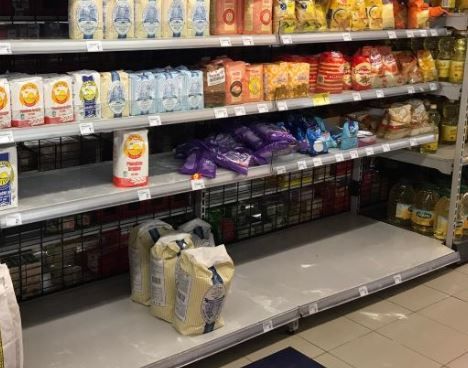 Cijene goriva diktirat će lančana poskupljenja: Građani panično kupuju brašno i ulje