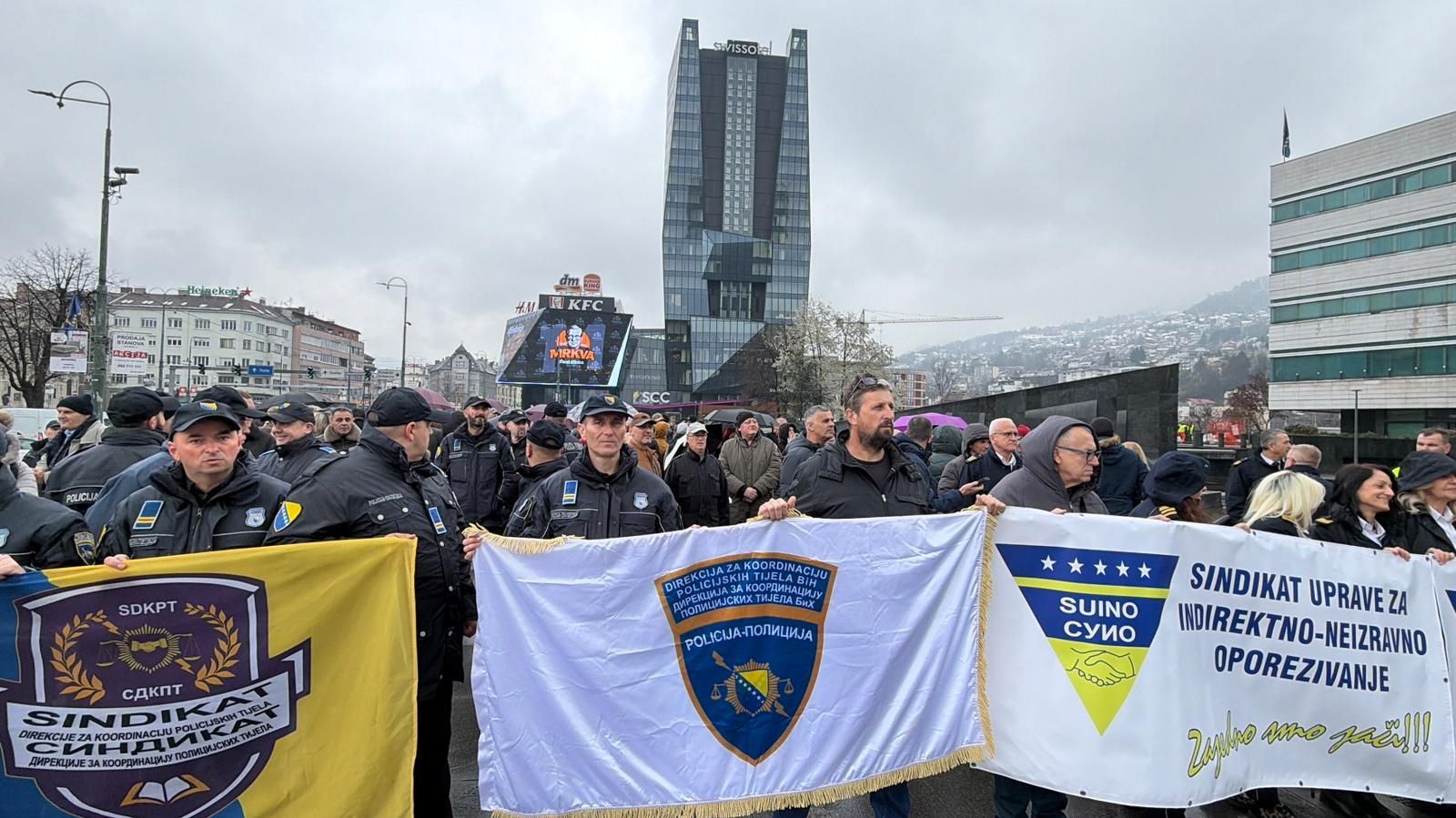 Počeo protest državnih policajaca i službenika ispred Parlamenta BiH: Došlo je 12 i 5!