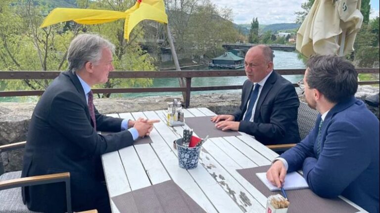 Crnadak s Rajlijem. Facebook