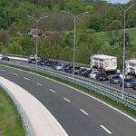 Teška nesreća na autoputu Doboj – Banja Luka: Saobraćaj potpuno obustavljen, pojedini vozači voze u suprotnom smjeru