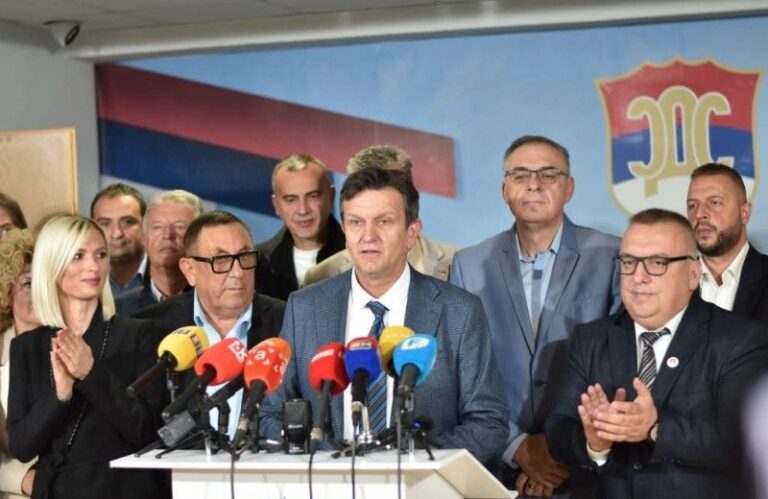 Branko Blanuša s članovima SDS-a. SDS