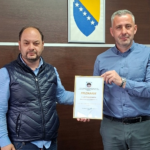Ministru unutrašnjih poslova Tuzlanskog kantona uručeno priznanje za zasluge u poboljšanju statusa romskog naroda