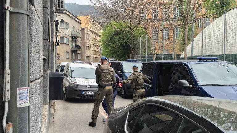 Privođenje osumnjičenih. Avaz