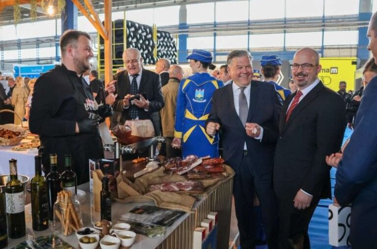 Ginkel se susreo s kompanijama svjetske klase i malim preduzećima. Platforma X