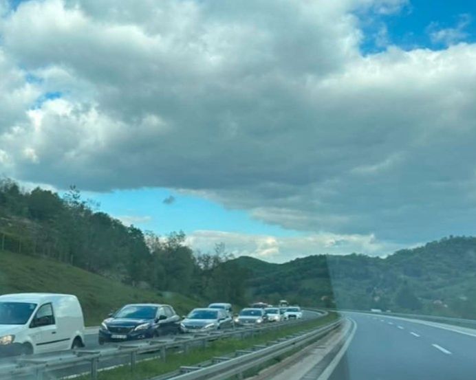 Kolona vozila. Čitatelj