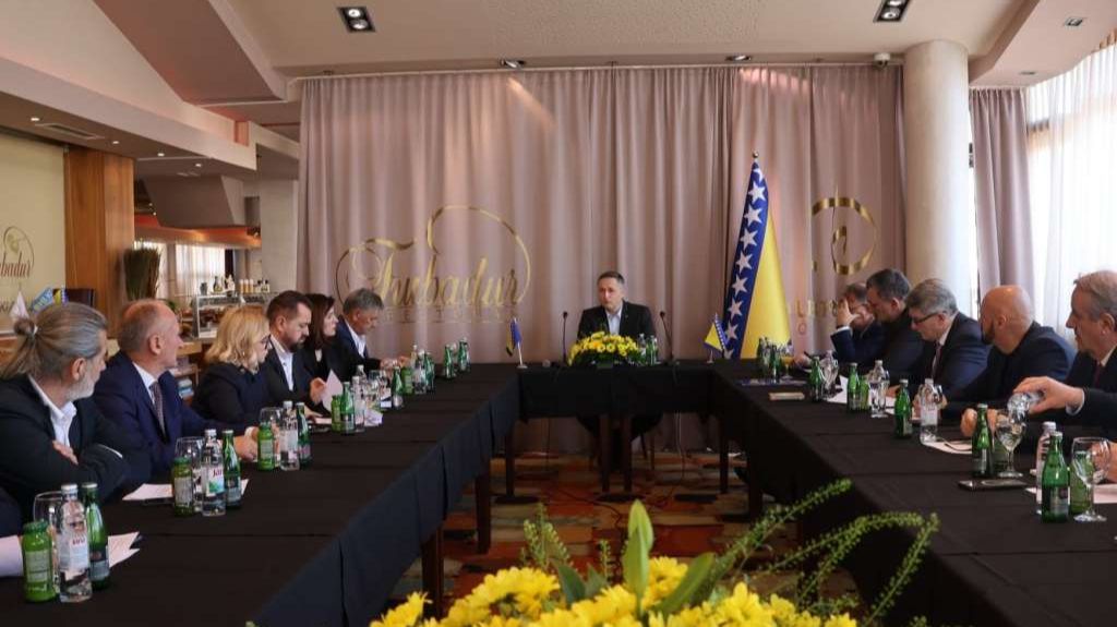 “Ujedinjeni za državu BiH”: 14 političkih stranaka potpisalo podršku kandidaturi Denisa Bećirovića