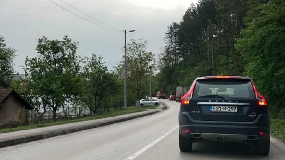Sudar tri automobila u Žepču: Žena povrijeđena, saobraćaj potpuno obustavljen