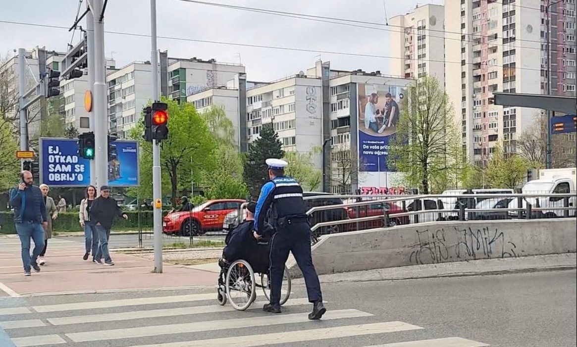 Senzibilitet prema građanima: Policajac Elmin Smajić oduševio javnost gestom. Facebook