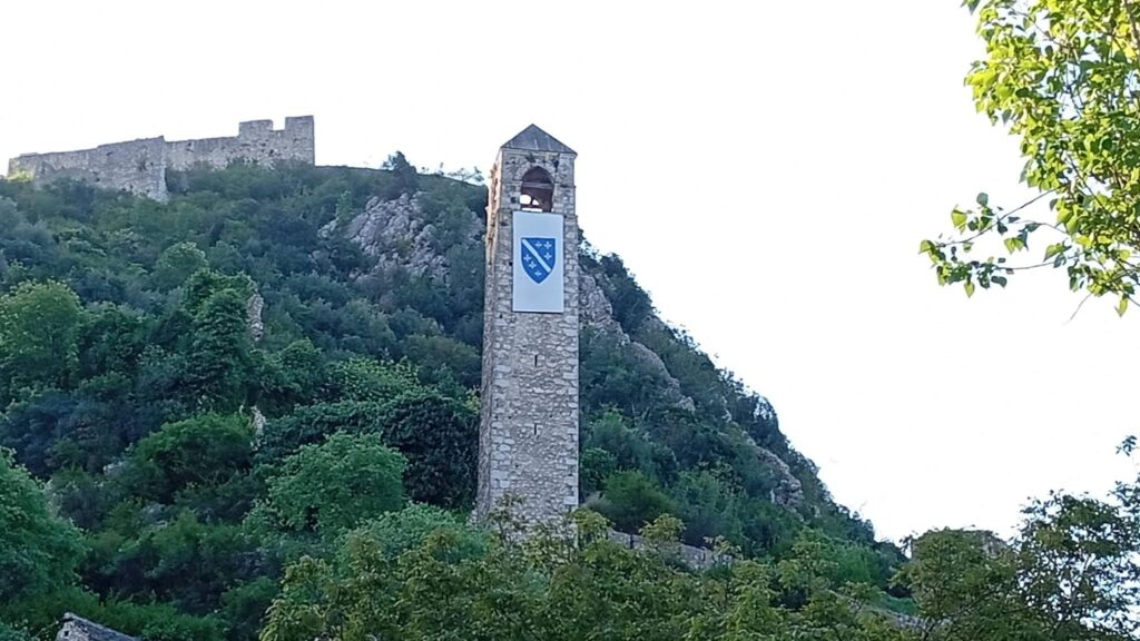 Zastava RBiH osvanula na sahat-kuli u Počitelju, gradska uprava traži hitno uklanjanje