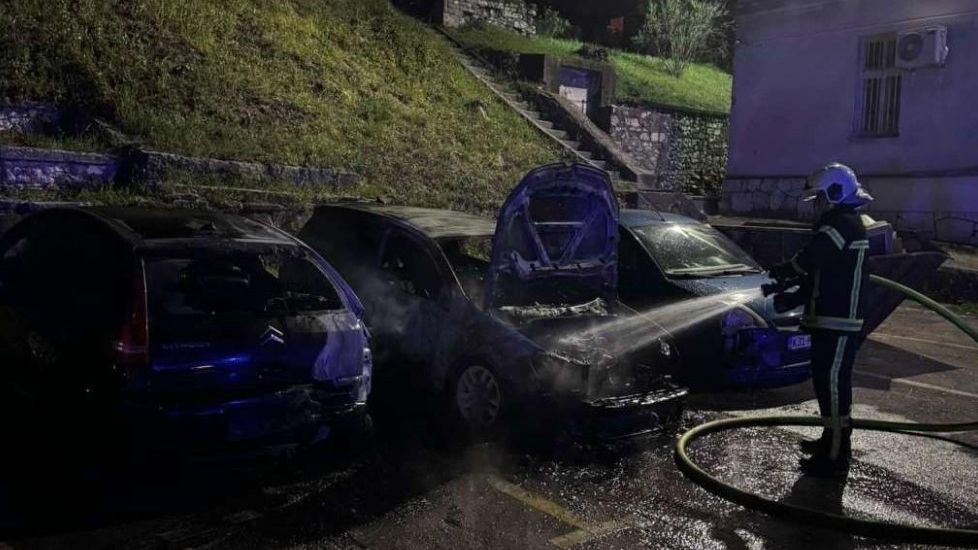 Mostar: Dvije osobe uhapšene zbog podmetanja požara na više vozila u dvorištu škole