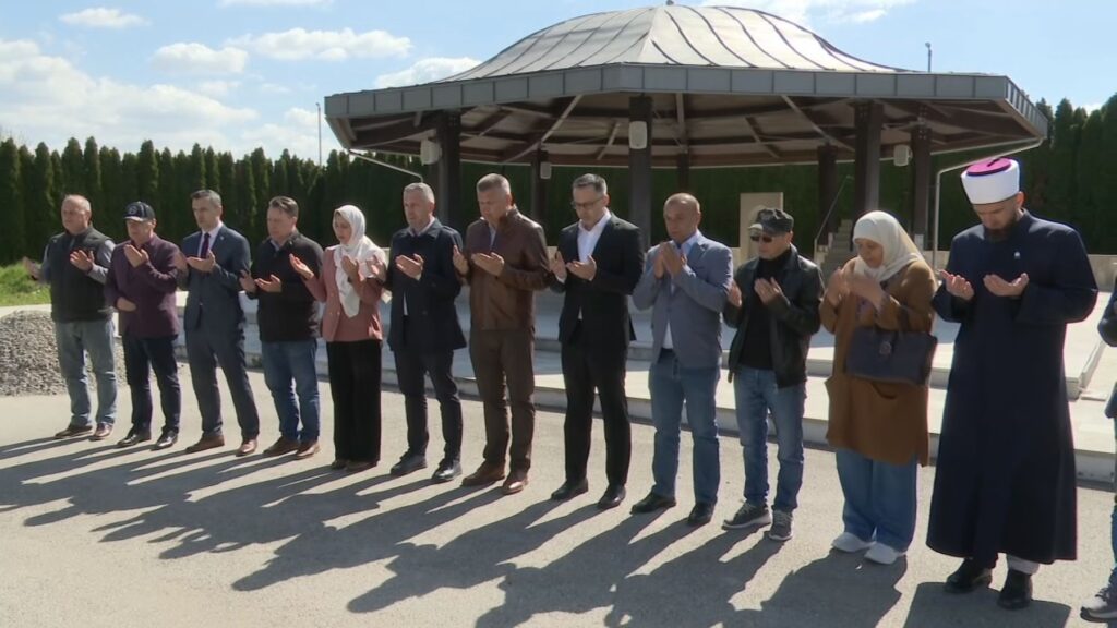 Položeno cvijeće na mezarjima i spomen obilježjima u okviru obilježavanja Dana ARBiH