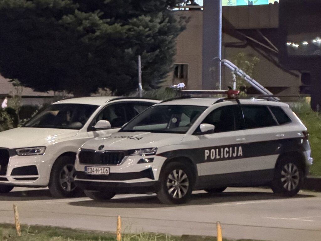 Teška saobraćajna nesreća u Tuzli: Automobilom se zapucao u parkirano vozilo i zgradu