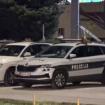 Teška saobraćajna nesreća u Tuzli: Automobilom se zapucao u parkirano vozilo i zgradu