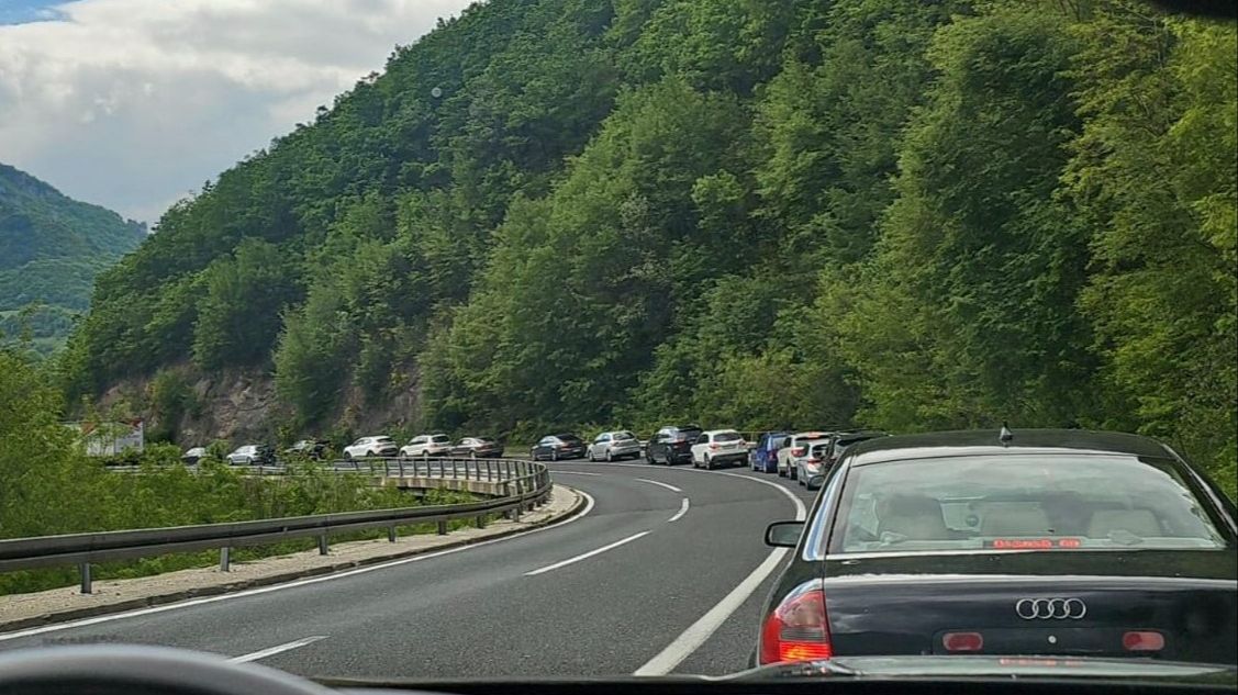 Kilometarske kolone. Crna Hronika