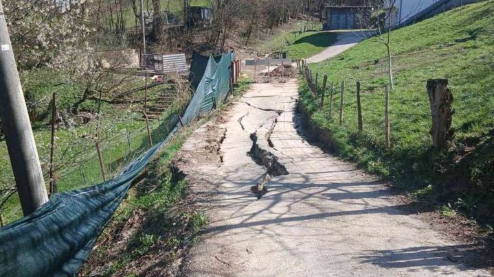 Zbog klizišta u vogošćanskom naselju Ugorsko zatvoren promet, problemi sa vodosnabdijevanjem