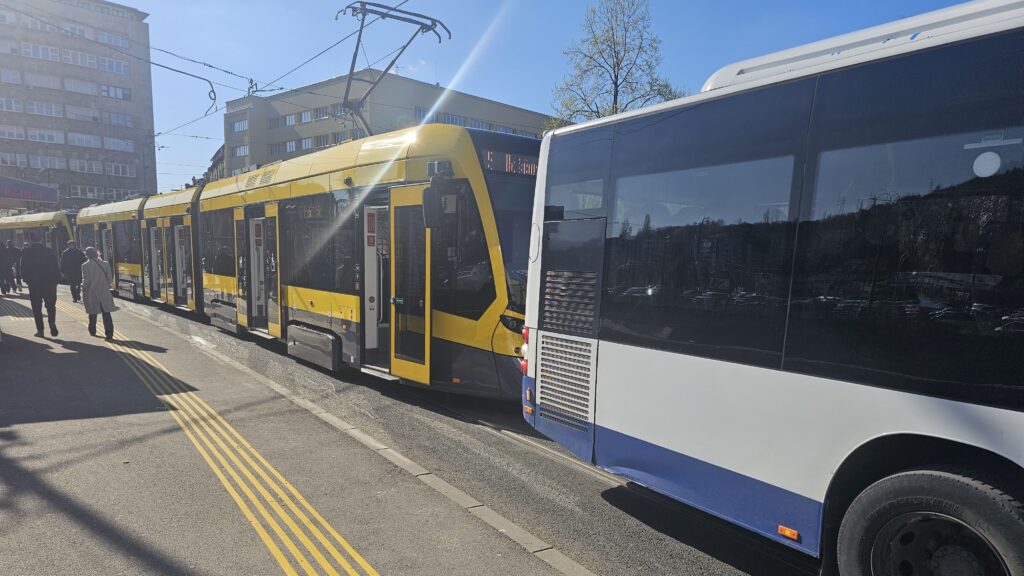 Haos na Skenderiji: Sudarili se autobus i automobil, tramvaji ne mogu proći
