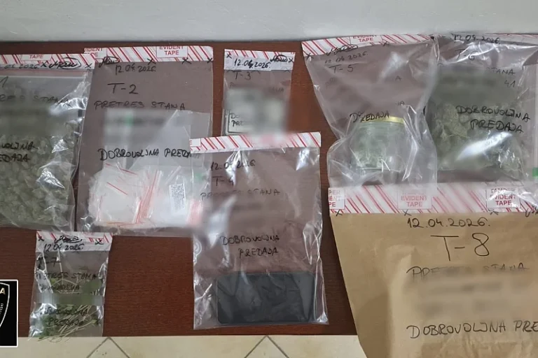 Oduzete dvije veće prozirne PVC vreće sa sadržajem biljne materije koja asocira na opojnu drogu marihuana (Foto: MUP HNK)