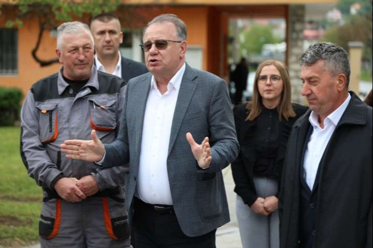 Nermin Nikšić. Fena