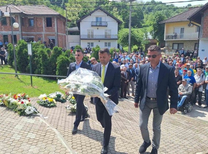 Hurtić odao počast žrtvama u Grapskoj: “Sjećanje na nevino stradale je dug koji nikada ne smijemo zaboraviti”