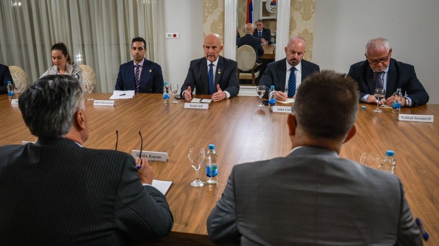 Sastanak s Karanom. Američka ambasada u BiH