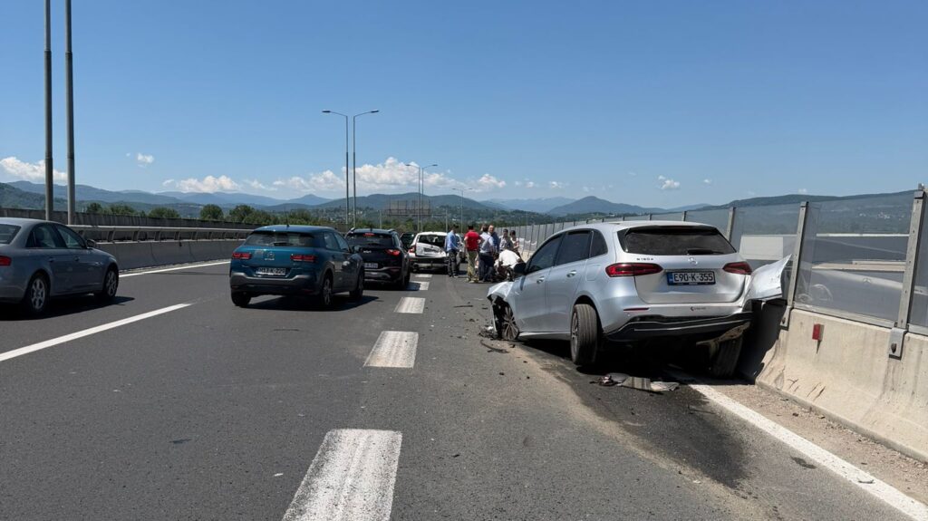 Teška saobraćajna nesreća na autoputu kod Sarajeva: Povrijeđeno više osoba