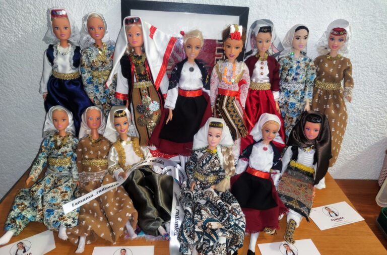 Lutke u narodnoj nošnji. Ustupljena fotografija