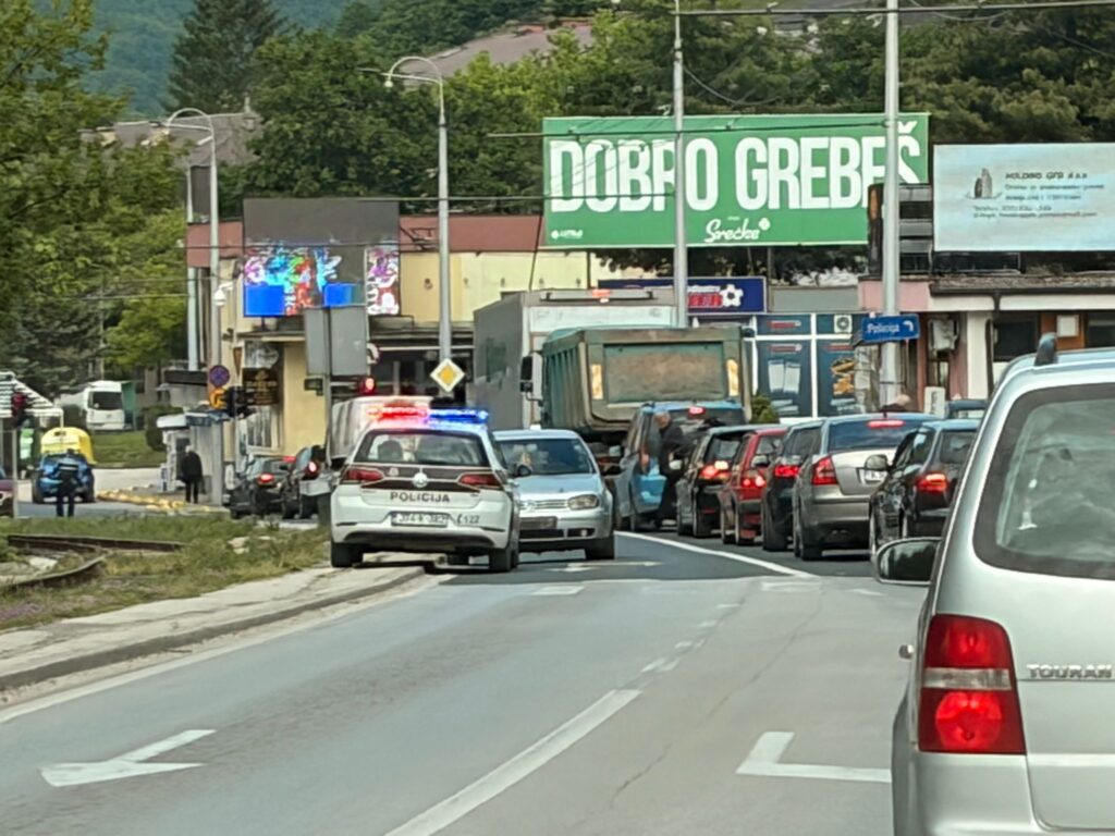 Auto udarilo dijete u Vogošći: Velike gužve u saobraćaju