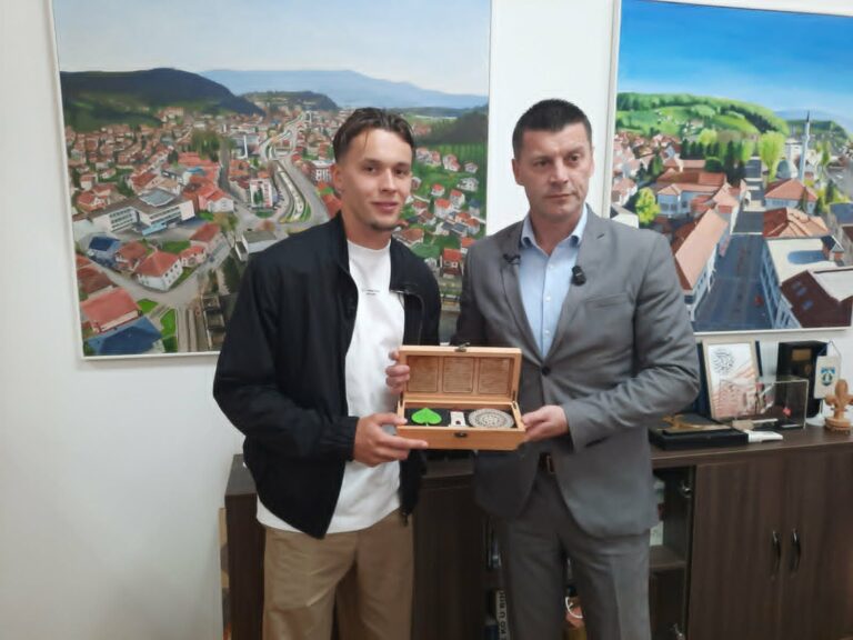 Amar Dedić ne zaboravlja porijeklo: Stigao u Gračanicu i proglašen počasnim građaninom