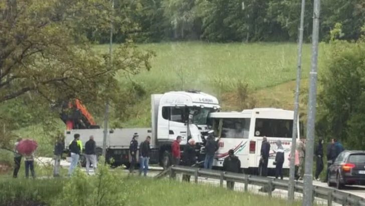 Tragedija u bh. gradu: Sudarili se kamion i autobus, jedna osoba poginula