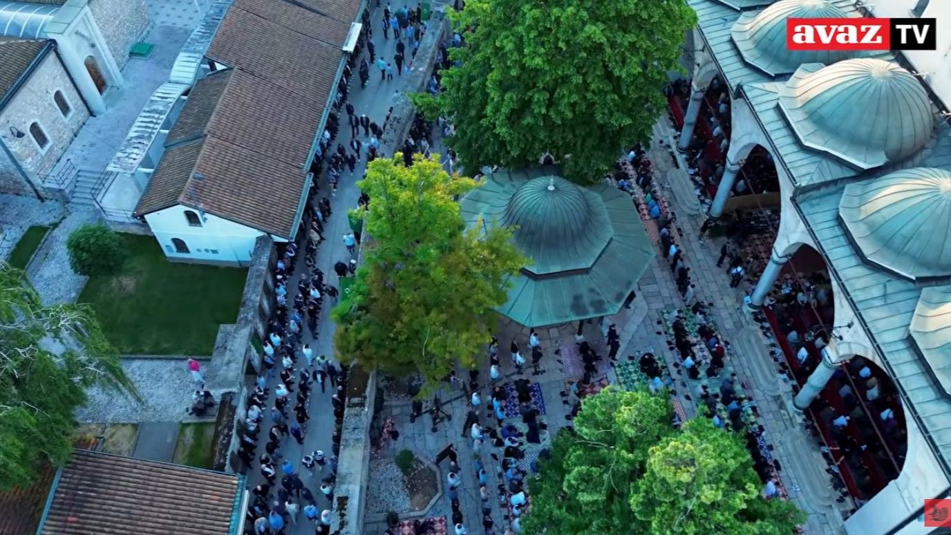 Stotine vjernika klanjalo bajram-namaz u Gazi Husrev-begovoj džamiji