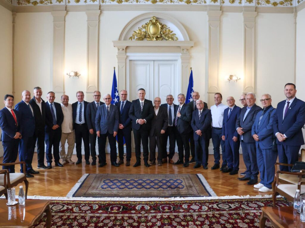 Predsjedavajući Predsjedništva BiH, Denis Bećirović upriličio prijem za delegaciju iz Tuzle predvođenu gradonačelnikom Lugavićem